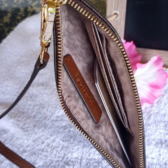 Michael Kors Jetset Travel wristlet - Picture 9 of 14